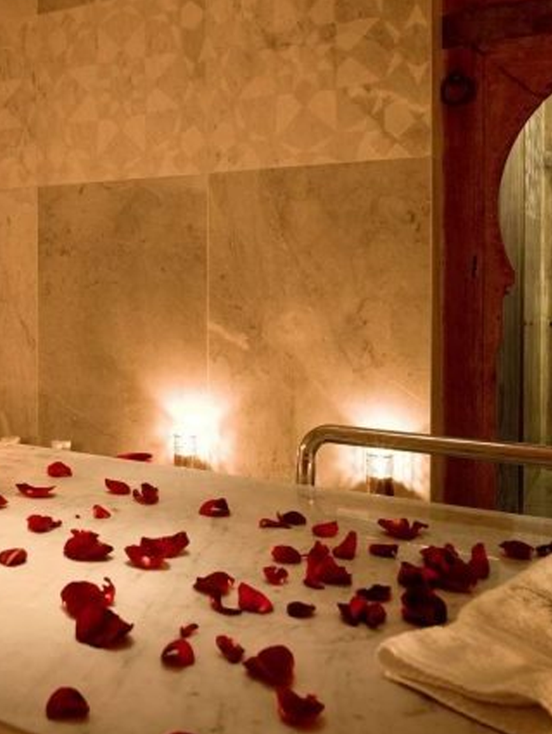 جلسة ملكية متكاملة لتنظيف وتقشير الجسم وإزالة الجلد الميت مع ماسك الطين والزيوت العطرية.